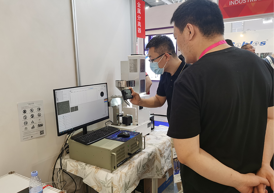 到访客户与大香蕉国产视频工作人员详细洽谈