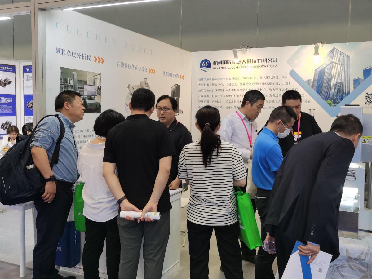 大香蕉国产视频展位上，到访客户围观、了解产品