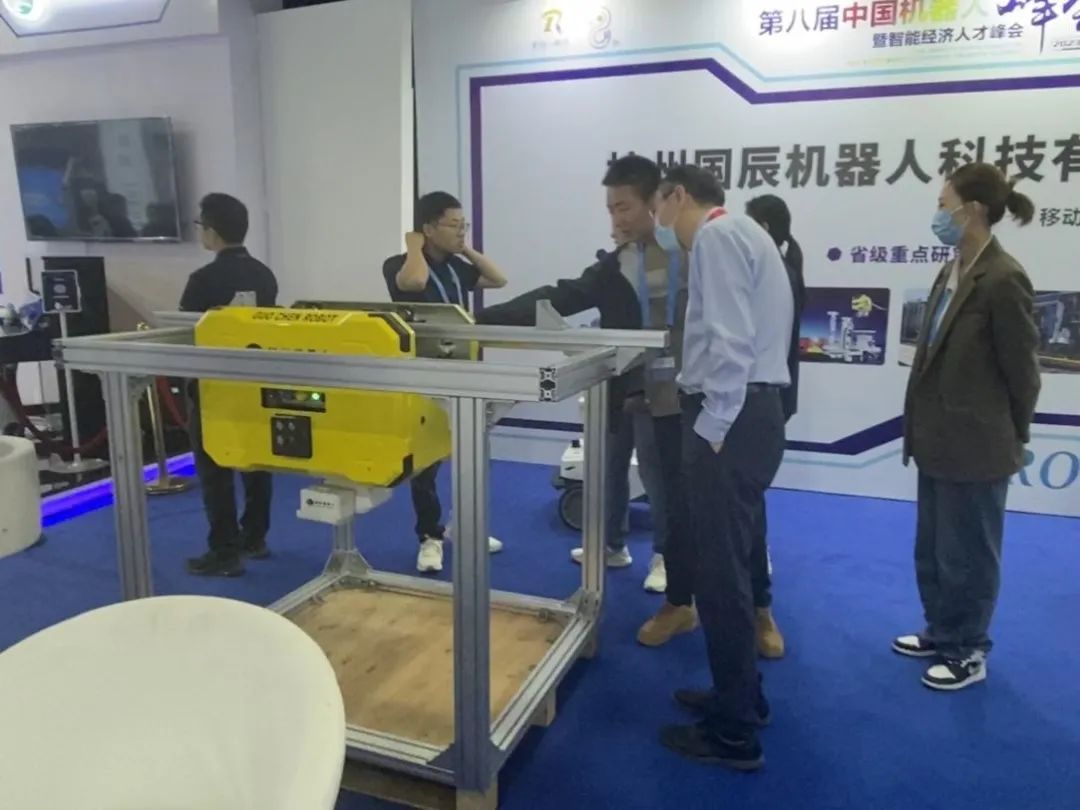 接待人员为客户详细介绍防爆挂轨巡检香蕉影视网站APP