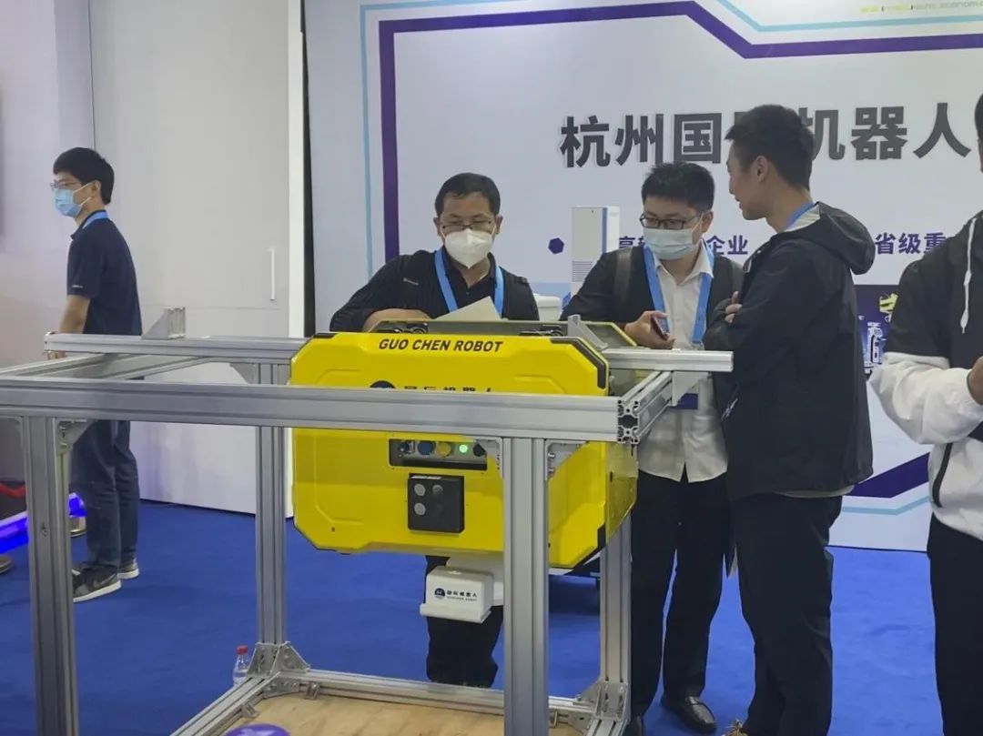 接待人员为客户详细介绍防爆挂轨巡检香蕉影视网站APP