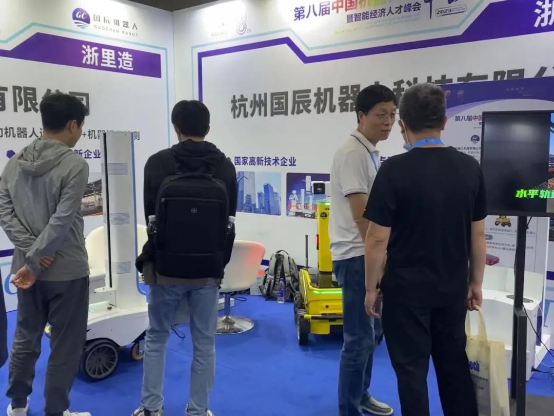 接待人员为客户详细介绍防爆挂轨巡检香蕉影视网站APP